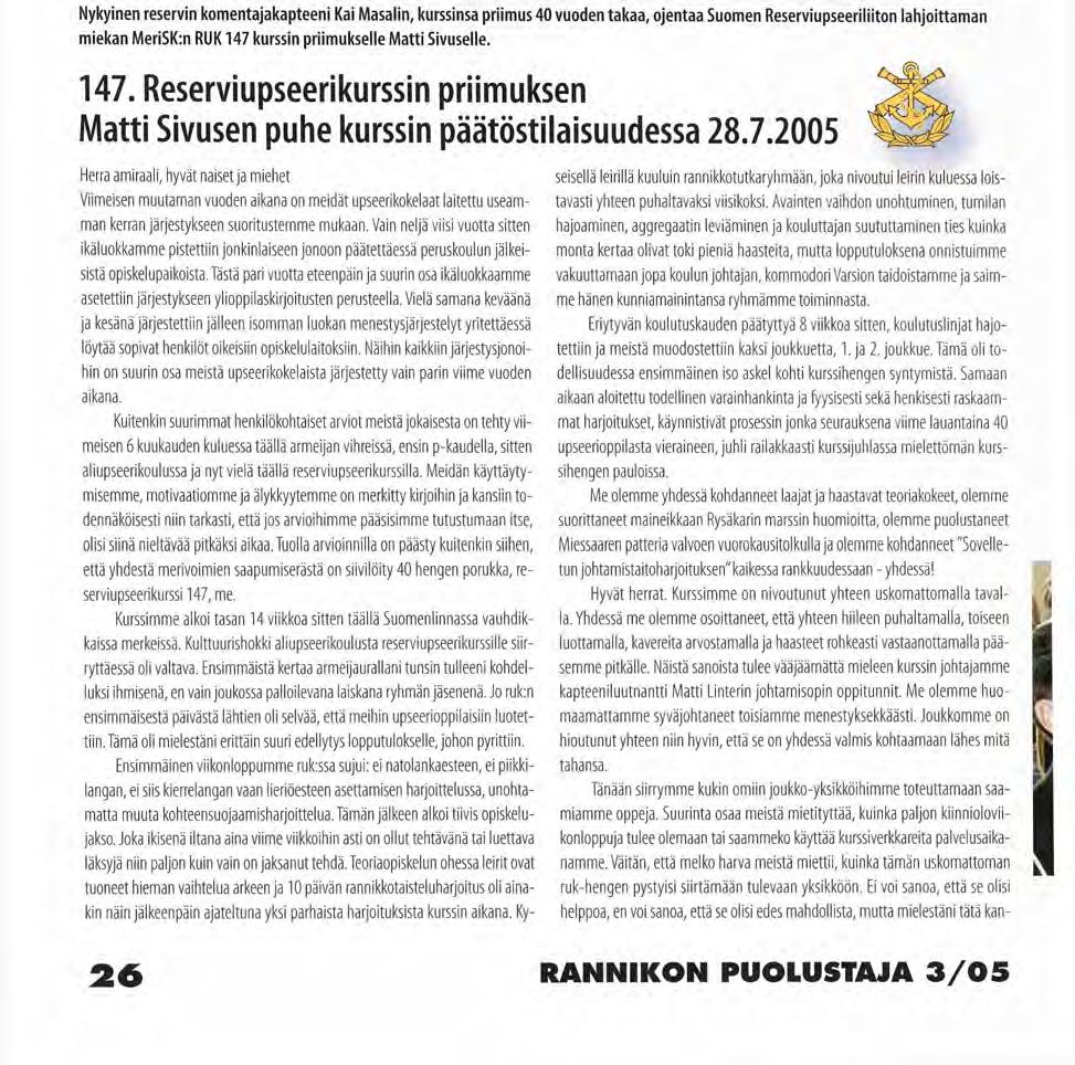 Nykyinen reservin komentajakapteeni Kai Masalin, kurssinsa priimus 40 vuoden takaa, ojentaa Suomen Reserviupseeriliiton lahjoittaman miekan MeriSK:n RUK 147 