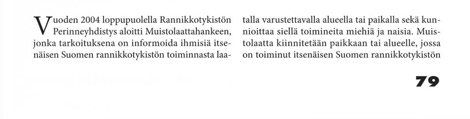 Juhlayleisö seuraamassa laatan paljastusta.