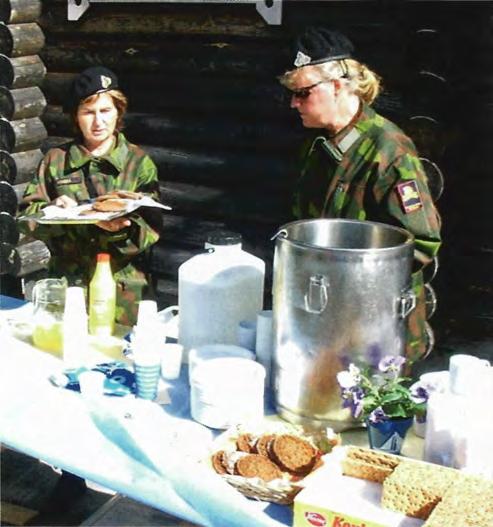 40-vuotisjuhlassa! Tähän yhtyivät kaikki juhlapuhujat sekä juhlavieraat. Lounas nautittiin asiaankuuluvalla hartaudella, sillä reipas ulkoilmaelämä saaristossa oli tehnyt koko juhlaväen nälkäiseksi.