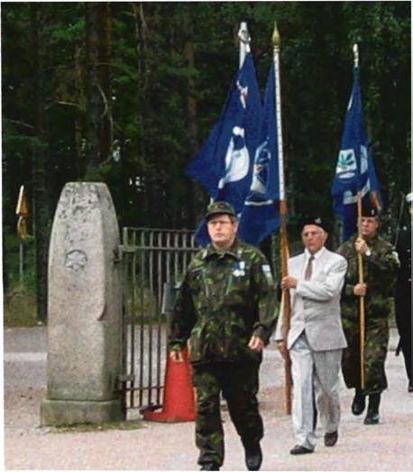 Veikko-Olavi Eronen. Seppeleenlaskuun osallistuivat kaikki hankolaiset maanpuolustusjärjestöt lippuineen, ml Suomenlahden Meripataljoonan lippu, kunniavartiossa olivat Russarön linnakkeen varusmiehet.
