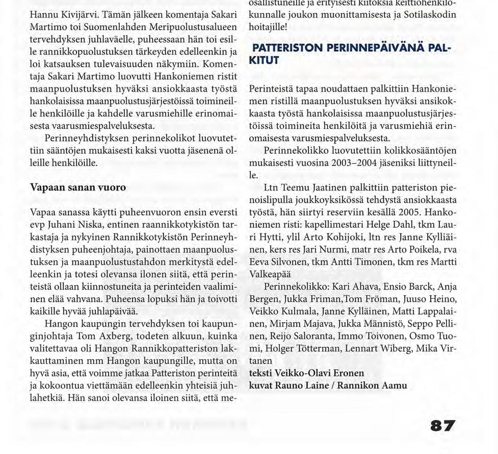 Osa Hankoniemen risteillä palkituista. Lippulinna marssimassa maj evp Oiva Lyytikäisen johdolla kunniakäynnille sankarihaudoille. Hannu Kivijärvi.
