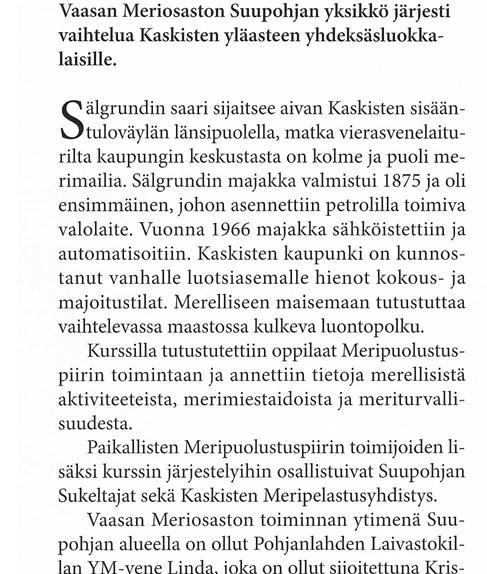 Suupohjan Sukeltajien Marko Niemi esittelee varusteita seuran tukiveneen Susun kannella. Taustalla Pohjanlahden laivastokillan koulutusveneen YM Lindan kannella kouluttaja Matti Hakamäki.