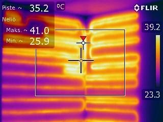 61 Kuva 25 (vasemmalla). Seinälämmitys sisäpuolelta. Laastin alla olevat lämmityskaapelit erottuvat selvästi lämpökameran kuvissa. Ero lämmittämättömään seinäpintaan oli noin 10-20 C.