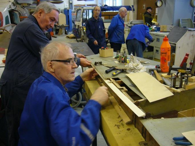 Korkeusvakaajasta irrotettiin niiltä osin kuin se oli mahdollista ruostuneet metalliosat (pultteja, pidikkeitä, aluslevyjä, muttereita, sokkia). Ne upotettiin 33 % fosforihappoon.