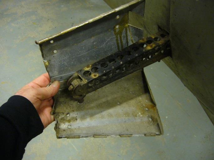 Happo puhdisti ne hyvin ruosteesta ja paljasti, että pidike oli maalattu alun perin mustalla puolikiiltävällä metallilakalla.