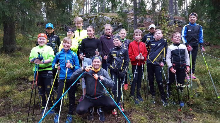 14 Hiihtokalenteri 2017 18 Road to Kuhmo muisteluja viime vuosituhannelta ja tämän talven tavoitteita Kauden urheilulliseksi päätavoitteeksi asetettiin menestyminen Hopeasompa -kilpailuissa, jotka