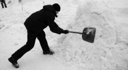 Lumenveistokisat 12.3.2004 Teekkareiden perinteiset Lumenveistokisat järjestettiin tänä vuonna kotikaupunkimme sydämessä eli torin rannassa.