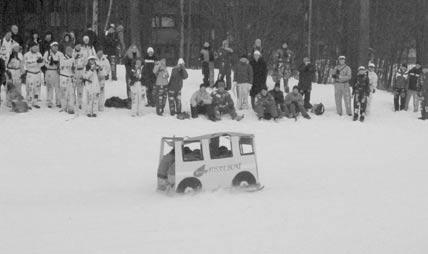 Laskiainen 2004 Jälleen kerran oli laskiaiskansa kokoontunut Reikun mäkeä laskemaan. Alhaalla ympäristöjaosto jakoi hernekeitoksi kutsumaansa kasvishernekeittoa, johon Droit tarjosi puuttuvan lihan.