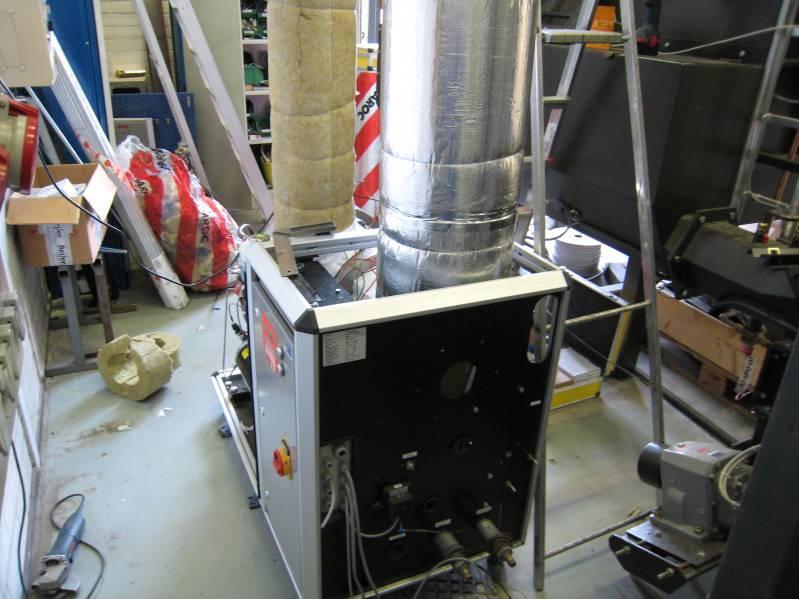 3 Kuva 9. Paikalleen asennettu Stirling-moottori /7/ 3.4 Lämmönsiirrin Lämmönsiirtimen tehtävä on siirtää lämpöenergiaa aineesta toiseen. Lämmönsiirtimiä on monia erilaisia tyyppejä.