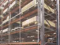 Teollisuus- ja varastokalusteet Takasuojaverkot Safe-Store tuoteryhmän tuotteita käytetään kuormalavahyllyjen suojaverkkona Suojaverkoilla estetään tuotteiden putoaminen hyllystä turvaten mahdolliset