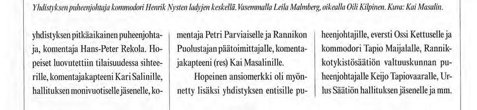 ys 75 vuotta Yhdistyksen puheenjohtaja kommodori Henrik Nysten ladyjen keskellä. Vasemmalla Leila Malmberg, oikealla Oili Kilpinen.