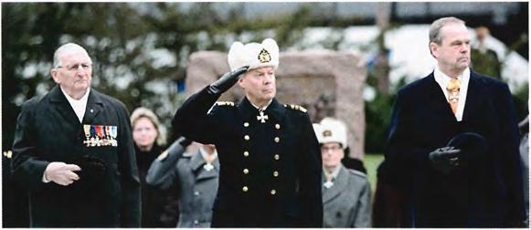 taistelupanssarivaunu Leopard. Paraatijoukkojen kärkipäässä marssi itseoikeutetusti veteraanien lippulinna, lippuja kantoivat varusmiehet.