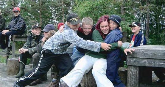 Ilmoittautumiset ja tarkentavat ky- Tervetuloa reippaaseen joukkoon toivottavat leiriläisten viihtymisestä ja hyvinvoinnista vastaavat Jaana, Jarmo, Matti, Teija, Jasper,