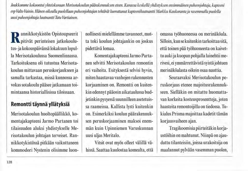 Järjestöt RT-opistoupseerit Rannikkotykistön Opistoupseeri! Joukkomme kokoontui yhteiskuvaan Merisotakoulun päärakennuksen eteen.