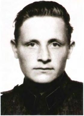Varusmiesaikaa muistellessa Paavo kertoo hiljaisena, että "Herrat (kouluttajat) olivat kaikki sodassa kiusattuja miehiä, osa vähähermoisia.