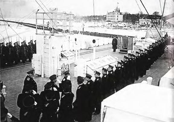 ' 'Ruoka oli hyvääja sitä oli riittävästi "risteilijä Rurikin 10 tuuman tykkien edessä keväällä 1912. Porkkala - Naissaari takana hyökkääjää kuluttivat sukellusveneet.