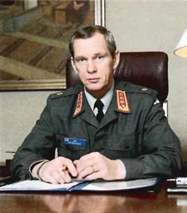 apulaissotilasasiamiehenä Moskovassa. Yleisesikuntaupseerin tutkinnon hän suoritti vuonna 1983. Lisäksi hän on suorittanut opintoja Harvardin yliopistossa Yhdysvalloissa.