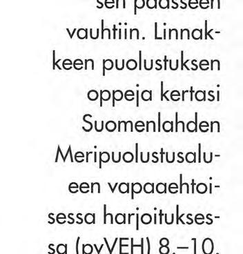 Lippueamiraali Pertti Malmberg (oik), kapteeniluutnantti res. Kai Masalin ja Sininen Reservi ry:n puheenjohtaja majuri res. Reijo Telaranta harjoituksen tauolla.