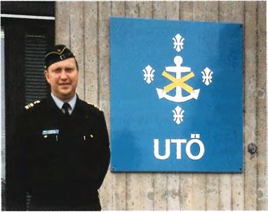 Vanhaa peltiä rojahtaa katolta vähän väliä maahan vuonna 1978 valmistuneen talon katolta. Rakennusmiehet ovat aloittaneet kesäisen urakkansa vauhdikkaasti.