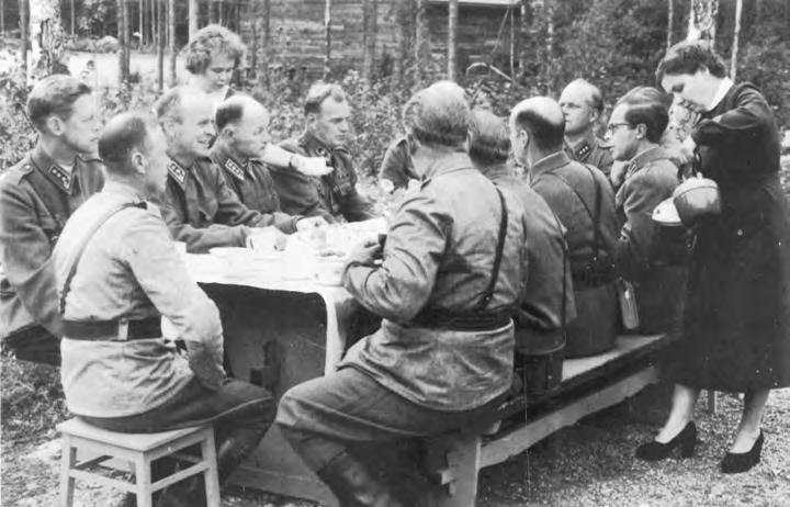 Maanpuolutushenki oli korkea ja suojeluskunnan järjestämissä harjoituksissa kului nuoren miehen aika. Varusmiesaikanaankin Mäkeläinen lomallaan otti kouluttajana osaa näihin harjoituksiin.