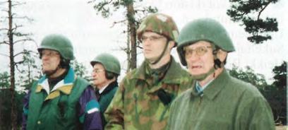 Molempien harjoitusten jälkeen Teikarin taisteluiden veteraani Paavo Teikari kehui taistelijoiden osaamista kertoen samalla pojille omien sotakokemustensa antamia käytännön taisteluniksejä.