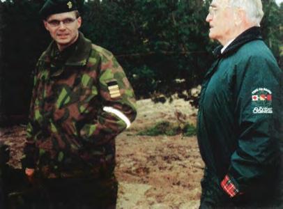 Teksti ja kuvat: Aarne Krogerus Teikarin taistelijoiden puheenjohtaja Paavo Teikari (oik.) antaa palautetta ja kertoo taistelu niksejä ammuntoihin osallistuneille varusmiehille.