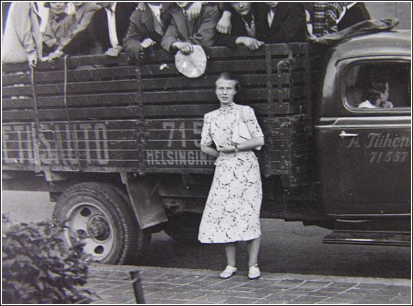 Lahja Kuukkasen albumista Kuvan auto oli viemässä sota-aikana porukkaa Turkuun ompelemaan
