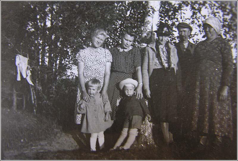 Savossa Lahja-äidilläni oli runsaasti sukulaisia Savossa. Kantalan Kekräsalmella asuivat Mari ja Jalmari Hämäläinen. Äidin kanssa me lapset kutsuimme häntä Mari-tädiksi.