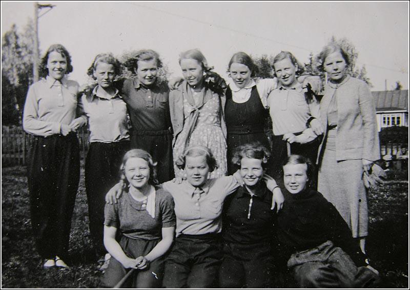 Kuvia Nuorisoliiton ajoilta Vallilan SosDem nuorisoliiton naisjäseniä vuodelta 1936, Äiti istumassa ensimmäisenä oikealla.