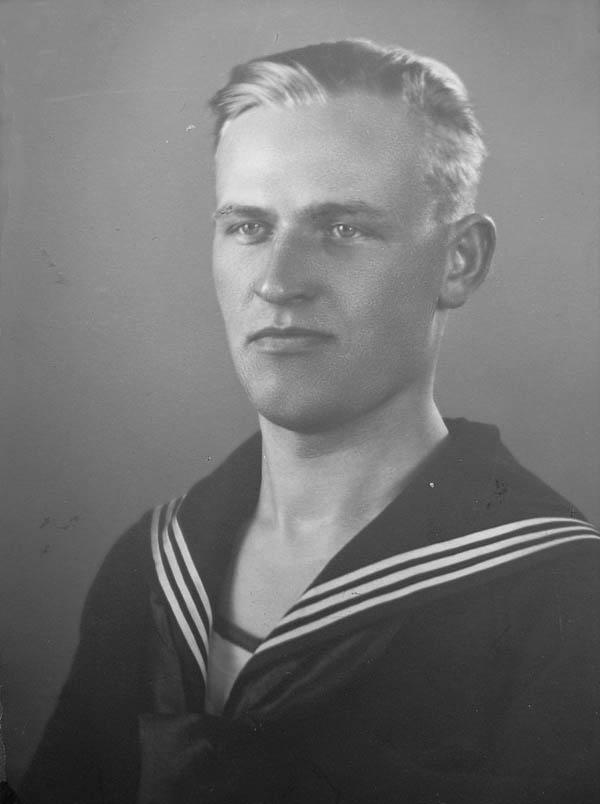 Isä palveli asevelvollisena laivastossa Nuorten voimiensa tunnossa oleva SDP:n nuorisoaktiivi Viljo Kuukkanen astui varusmiespalveluun merivoimiin Haminassa 18.11.1938.