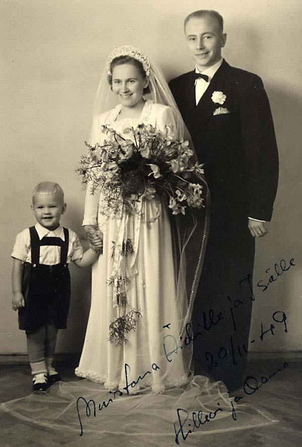 Hannu Mossen "moosiuspoikana" Suomeksi tämä tarkoittaa, että Hannu oli Osmo-enon eli tuttavallisemmin Mossen morsiuspoika vuonna 1949. Vuosi on kirjoitettu valokuvaan.