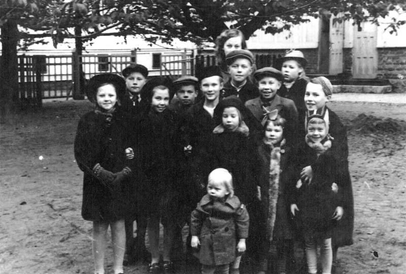 Kuva Lahja Kuukkasen albumista. Kirstarin lapsia arviolta vuoden 1944 paikkeilla.