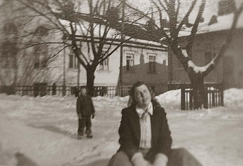 Kirstinkadun sisäpihalla ottavat osansa kevätauringosta Heimo ja Heli-täti. Kuva on vuodelta 1946.