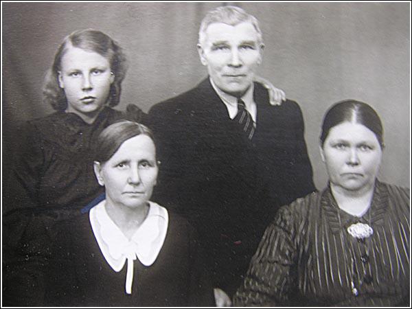 August ukki ja Iida mummi Aku tai Akusti - oikeasti August Laakso - oli äidin puoleinen ukkini. Hän oli muuttanut sukunimensä ruotsinkielisestä nimestä Holmsten.