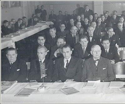 Kuvia Suomen Metallityöväen Liiton ajoilta SDP:n puoluekokous vuonna 1950. Viljo Kuukkanen istuu edessä toisena vasemmalta.