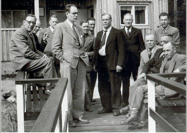 SML:n liittotoimikunnan jäsenet Laajasalon Hevossalmessa 1951. Takana oikealla ikkunan edessä T.J.