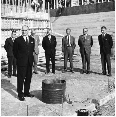 Elämä ei ollut yhtä juhlaa. Arki vaati, muun työn lisäksi, myös edustamista. Kuvassa Kiljavan opiston rakenteilla olevan kuntokeskuksen peruskiven laskeminen vuonna 1965.