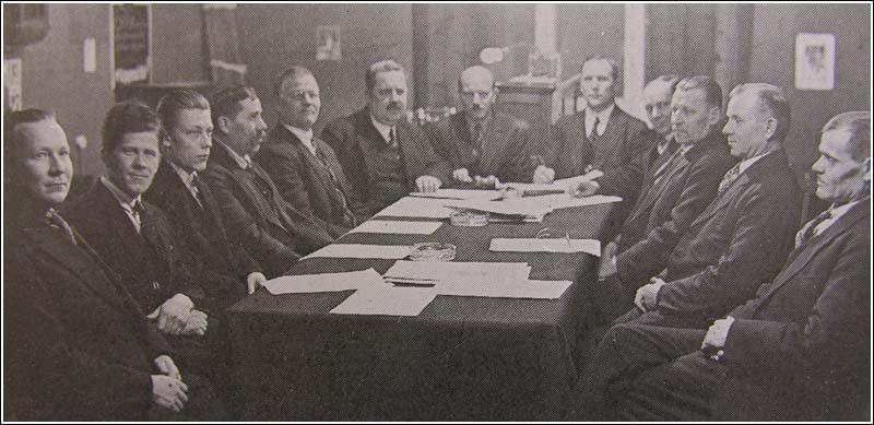 T.J. Kuukkasen poliittinen ura Vuonna 1931 uudelleen perustetun Suomen Metallityöväen Liiton liittotoimikunnan kokous samana vuonna. T.J. Kuukkanen kolmas oikealta.