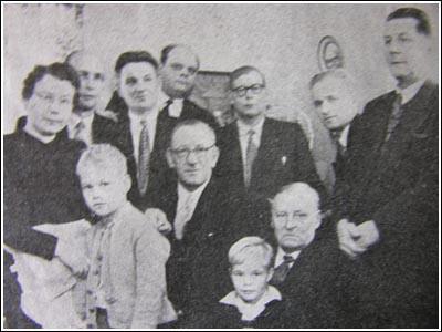 T.J. Kuukkasen 70-vuotispäivät 1956. Ukki alhaalla oikealla sylissään Esko. Vasemmalla Valdemar Liljeström, Hannu ja Lahja. Viljo Kuukkanen kurkistelee takana toisena oikealta.