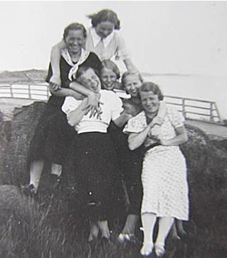 Lahja-äiti Kurton ompelimon tyttöjen kanssa yhteiskuvassa Kaivopuistossa. Lahja keskellä. Häntä kaulaileva neitokainen saattaa olla Vieno Keto. Kurton ompelimo sijaitsi Kaivopuston lähikortteleissa.