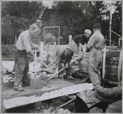 Hiesusta nousee kivijalka Kivijalka valettiin samana kesänä 1952. Pula-ajan sementti oli kallista. Kustannusten vähentämiseksi pantiin penikat hakemaan kiviä ympäri katuojia ja metsiä.