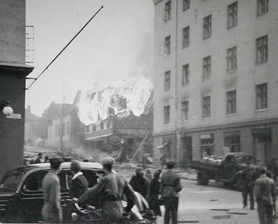 Äiti oli Helsingin pommituksia paossa Savossa. Savon sukulaiset myös pitivät pula-ajan yli Laakson perheen hengissa pienillä elintarvikepaketeilla.