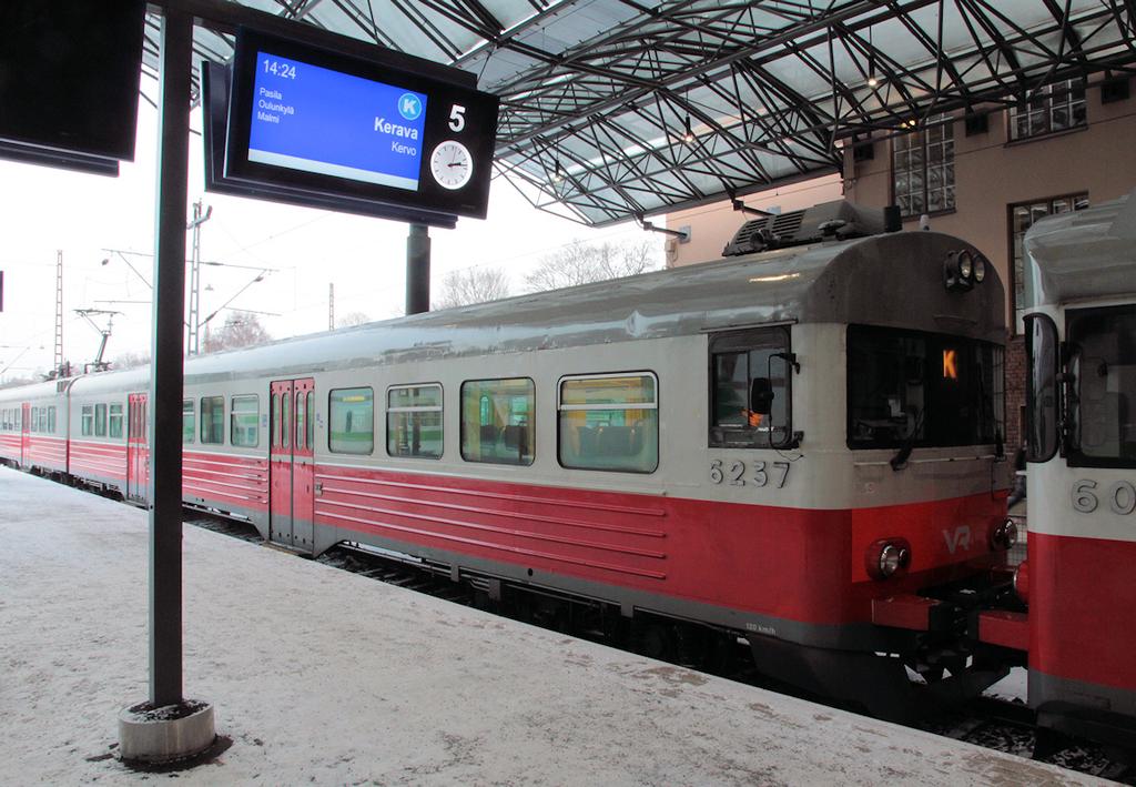 10.01.2017 27/53 Kuva 9. Sm1-juna Helsingissä, tammikuu 2016. Junatyypin tunnistaa helposti kylkivahvikkeista, ja se on teräsrunkoisena noin 20 t painavampi kuin Sm2.