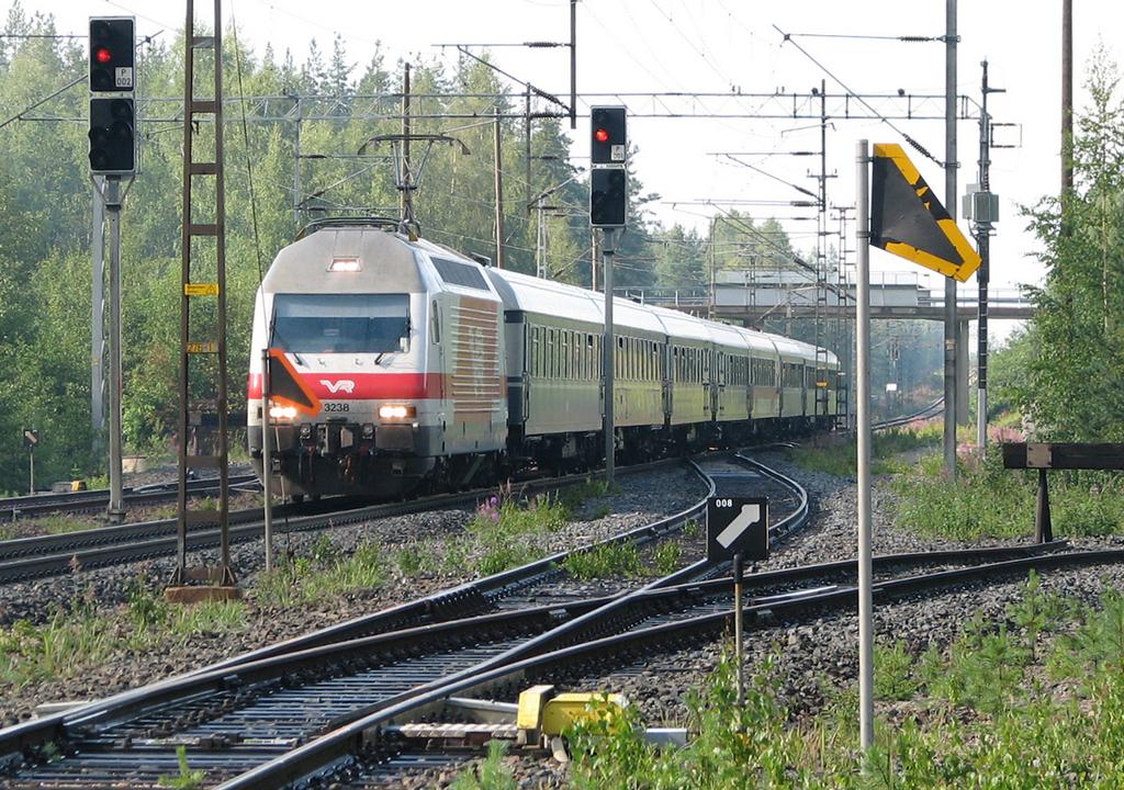 10.01.2017 32/53 Kuva 14. Sr2-veturi ja pikajunarunko Kuivasjärvellä, kesä 2006.