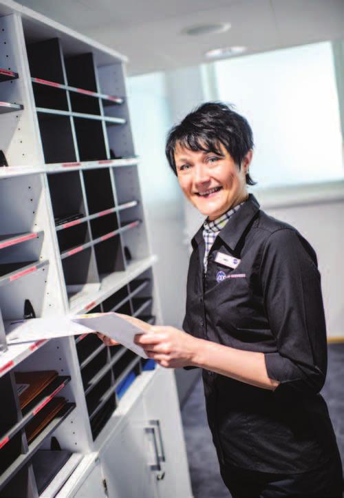 Hyvä ilmapiiri kasvaa pienillä teoilla Sirpa Hätönen, monipalvelutyöntekijä, Kuopio Sirpan iloinen olemus piristää kaikkien ilmapiiriä Kallanrannassa.