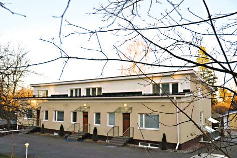 Tänä vuonna kuvitus on rovaniemeläisen Lasse Kataisen käsialaa, ja kalenteriin painetun joulutarinan on kirjoittanut 17-vuotias