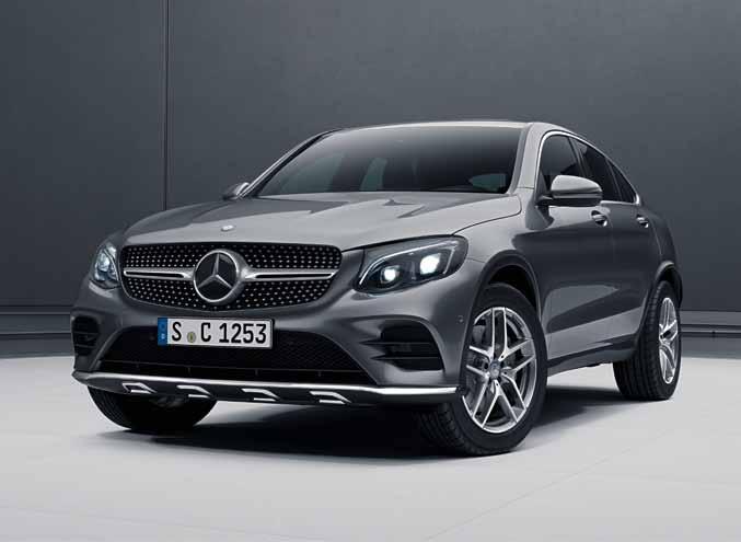 Mercedes-Benz-teksti Timanttikuvioinen jäähdyttimen säleikkö jossa kromatut nastat ja yksi lamelli 1 Sisätilan kohokohdat Urheiluistuimet 1 tai istuimet 2 Artico-tekonahka/Dinamica-mikrokuitu,