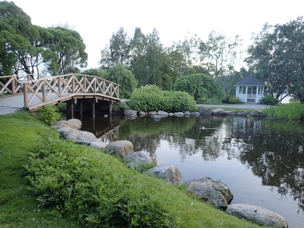 FCG SUUNNITTELU JA TEKNIIKKA OY Raportti 9 (12) 4.2 Lajikuvaukset Kuva 6. Arboretumin puistossa olevien lampien ympäristöt ovat pohjanlepakolle tärkeää ruokailualuetta.