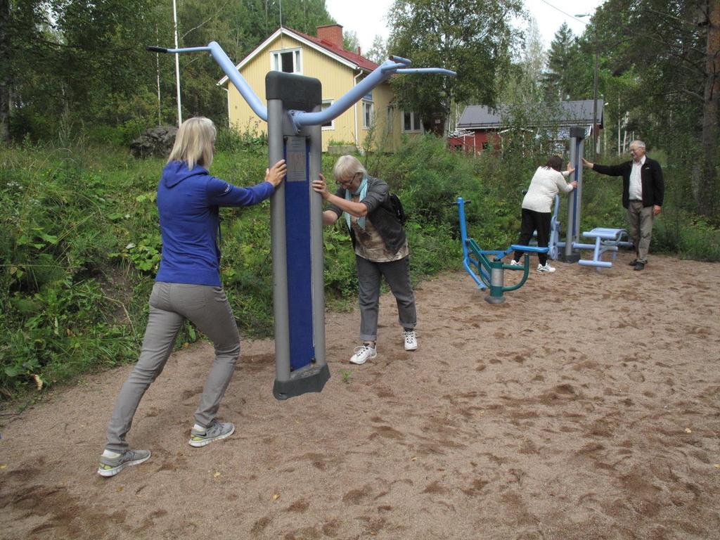 Liikuntaluotsit venyttelemässä