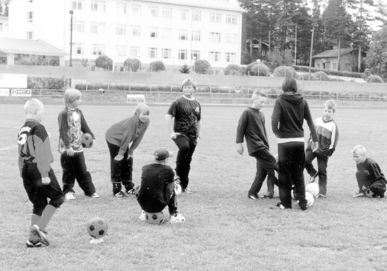 KesLi-leirillä oli vilskettä ja vipinää! KesLi- leiri keräsi lähes 200 lasta liikunnan pariin 9.-13.6.2003. Leiriläiset liikkuivat 20 ohjaajan avustuksella parhaimmillaan 8 tuntia päivässä.